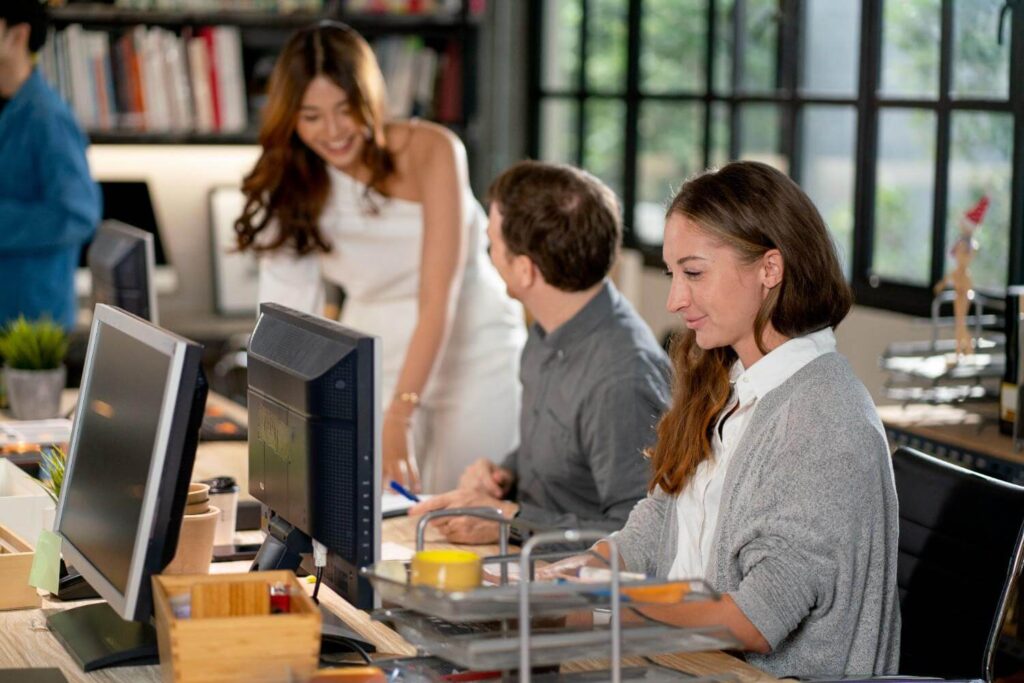 collaborative-office-workspace-team-discussion