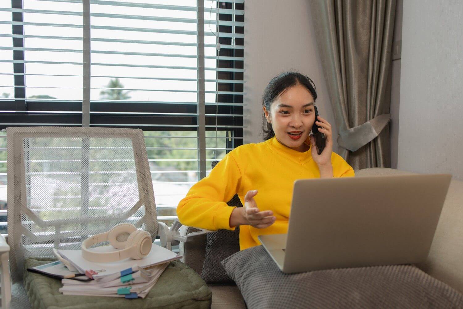 professional-va-businesswoman-handling-phone-consultation