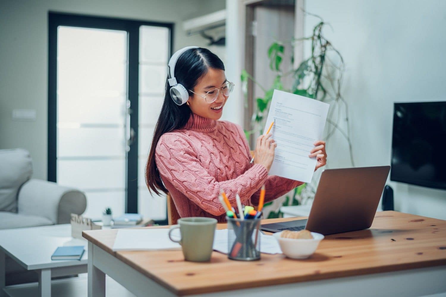 Dedicated Filipino virtual assistant working from a home office workstation