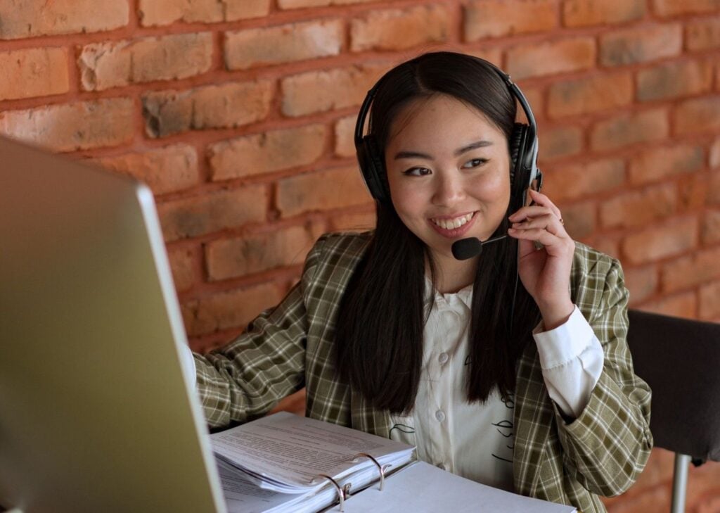 Call center agent virtual assistant working